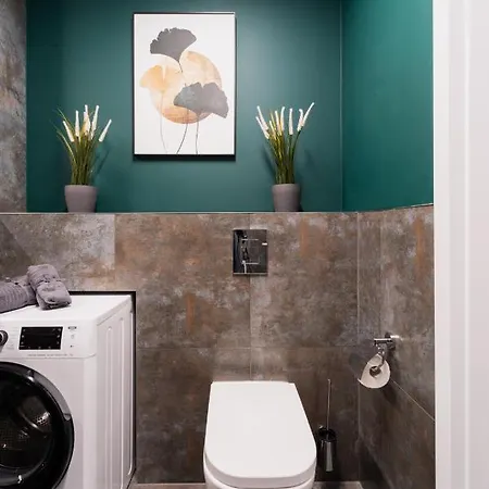 Uroczy Apartament Obok Sky Towera *